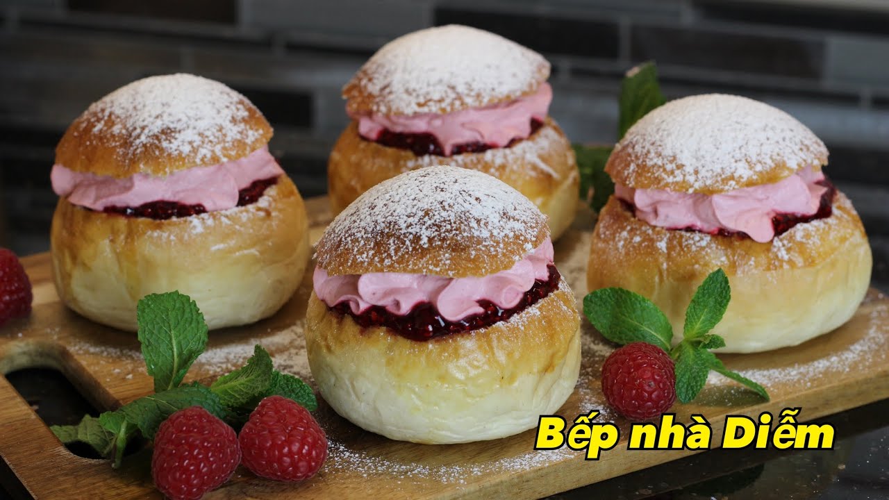 Fastelavnsboller - Bánh mì bơ sữa với kem và mứt mâm xôi | Bếp Nhà Diễm |