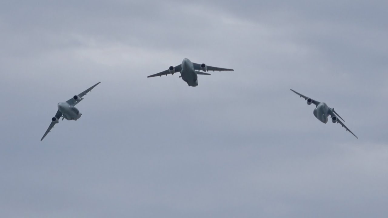 美保基地航空祭2023 C-2輸送機 オープニング・編隊飛行・空挺降下・物料投下の展示飛行［4K］