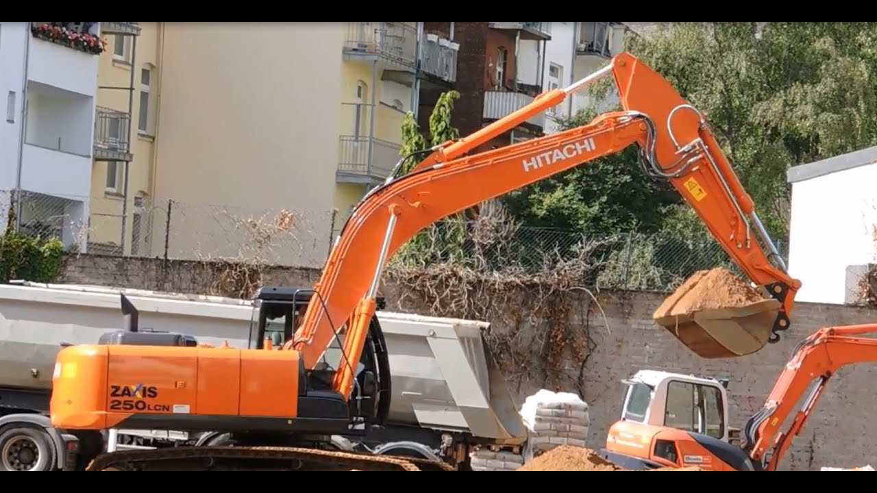 Bagger Zaxis 250 LCN mit Erdarbeiten und LKW