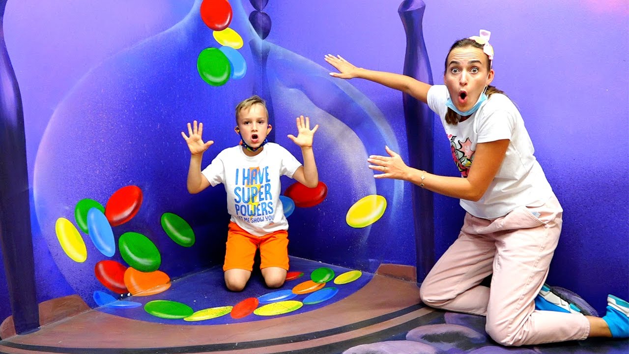 Vlad et Niki jouent et s'amusent dans les musées des illusions