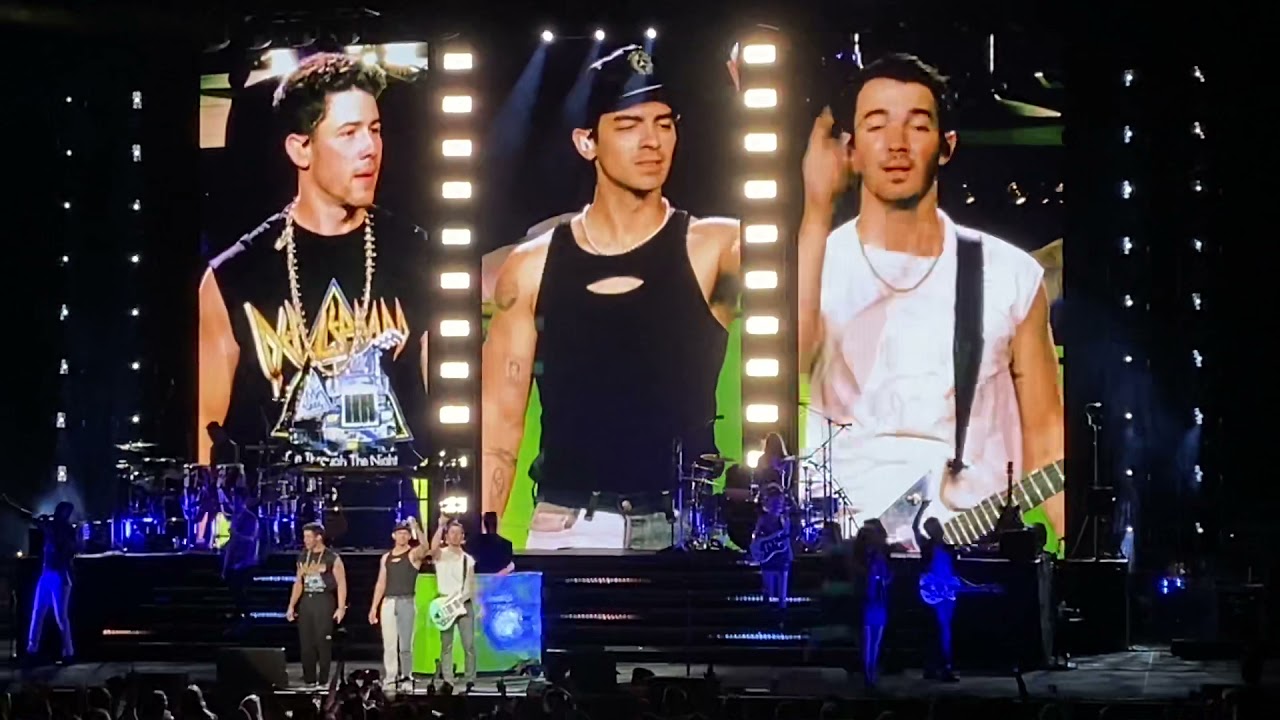Jonas Brothers - I Believe (live in Wisconsin, Milwaukee)