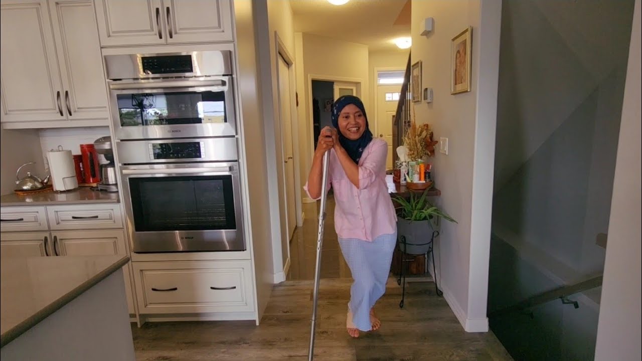 Lebih Enak Mandiri Daripada Tergantung Walau Kaki Bengkak.Bikin Sarapan.