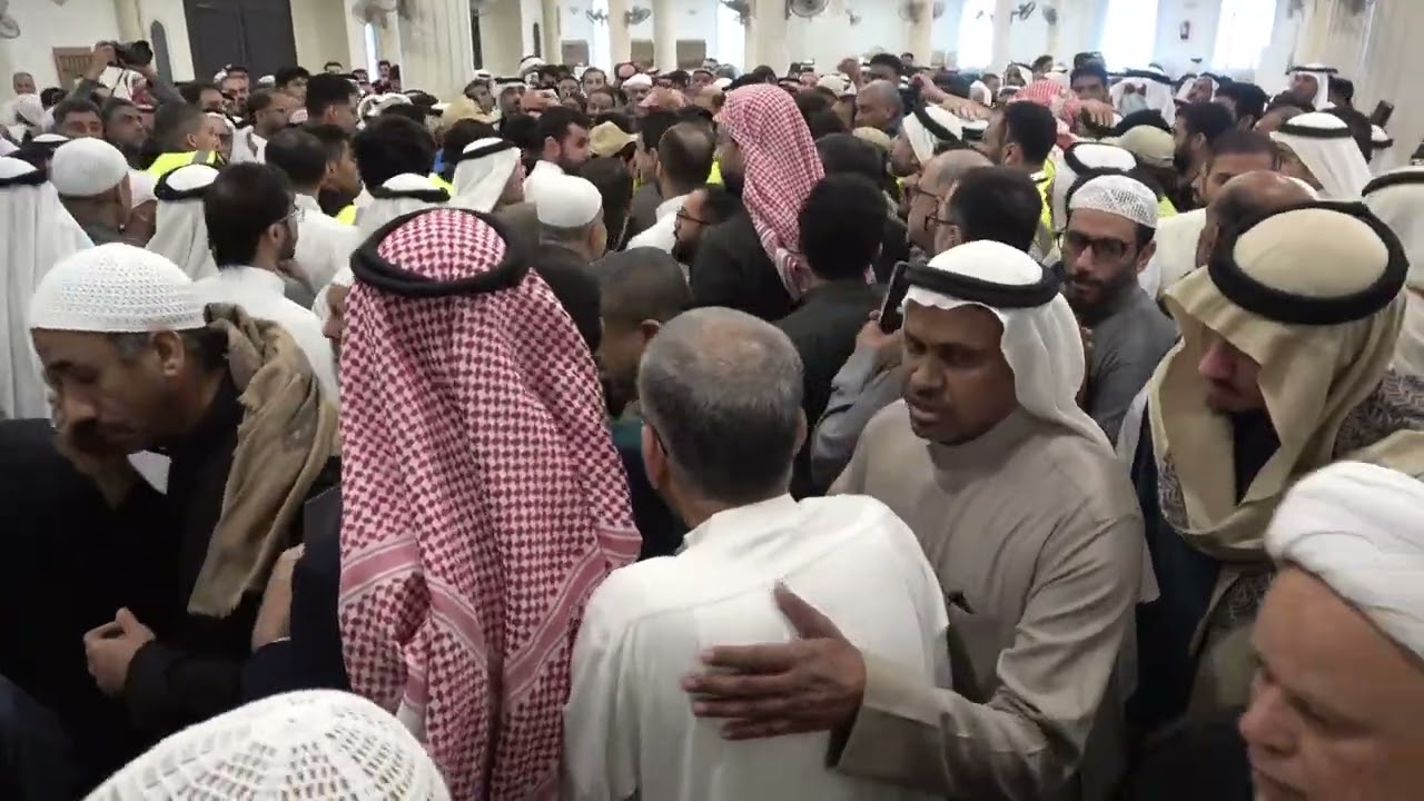 مقطع من تشييع المرحوم العلامة السيد علي السلمان رحمه الله بجامع الإمام الحسين (ع) بحي العنود