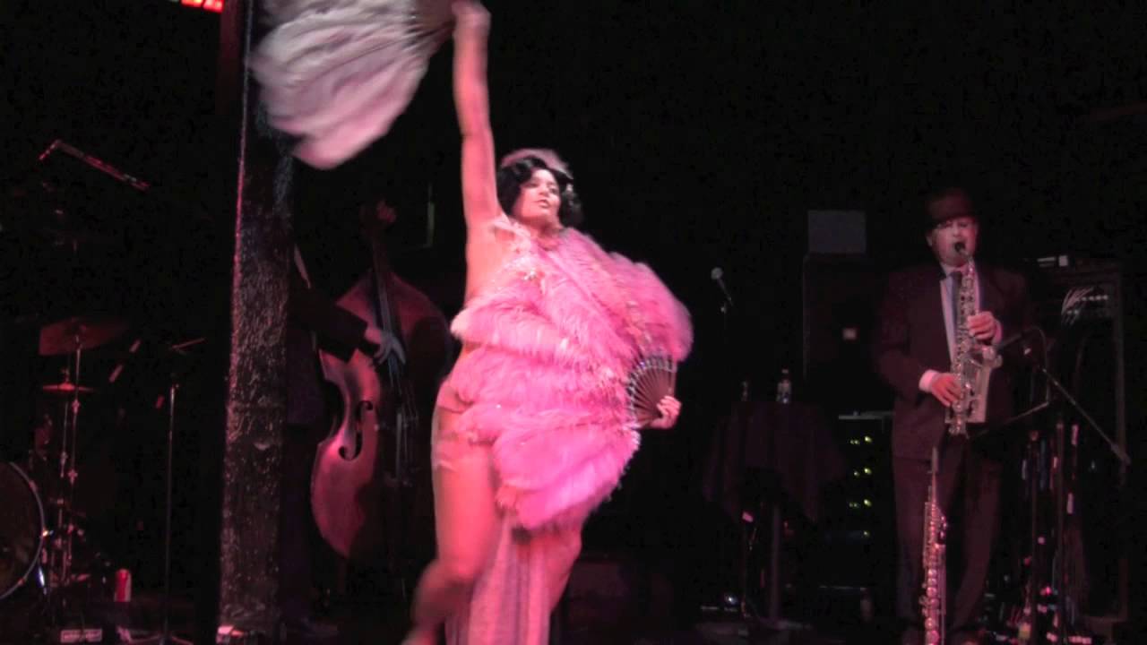 Evelyn Vinyl performing at The Champagne Riot Presents: La Vie En Rose