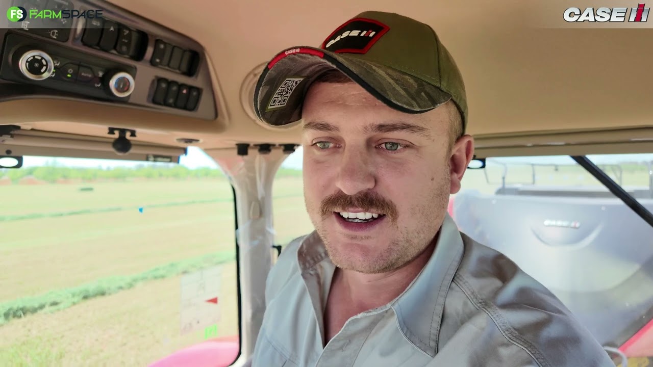 Boer in styl met die nuwe Case IH LB436 HD baler!
