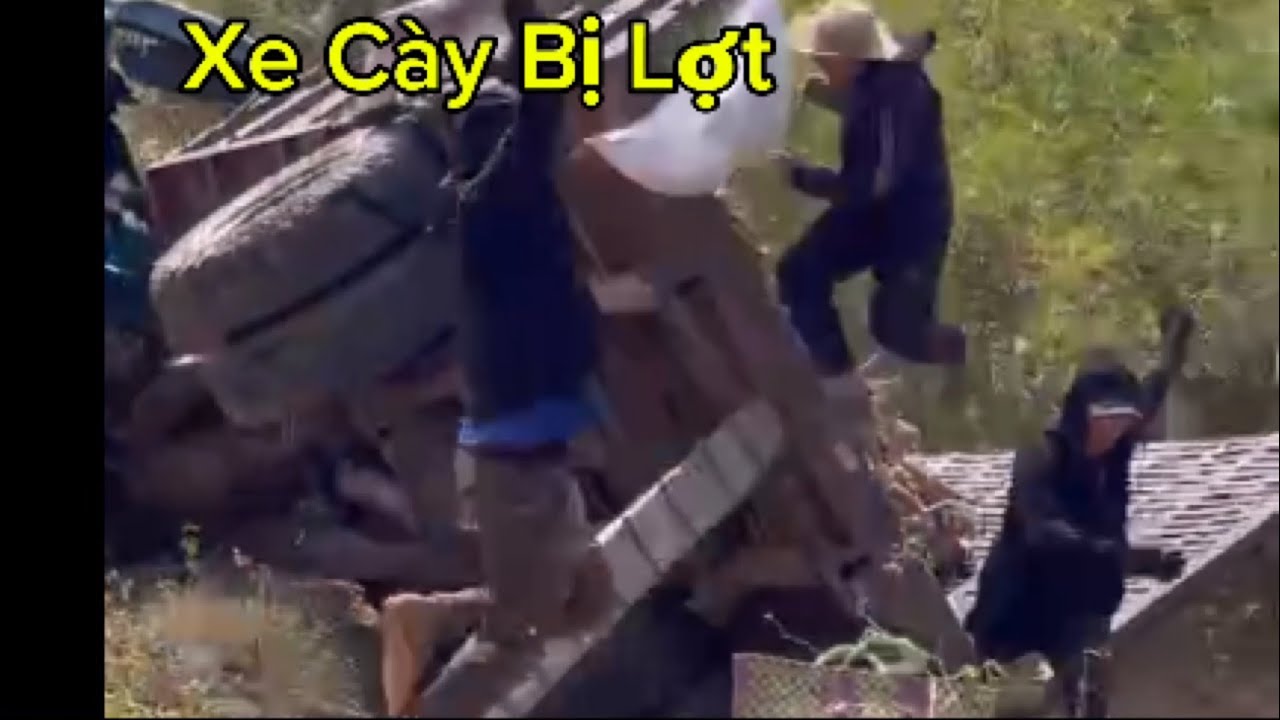 Xe Máy Cày Bốc Mi Bị Lợt trong Bãi 