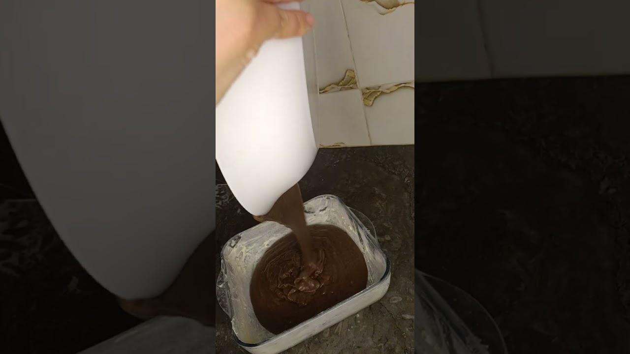 كيكة بالشكلاط رها تتجي بنينة ومسقية بهاد الصوص شوكولا لي كتزيدها لذة جربوها راه غدي تحمااقو عليها🍩🍫