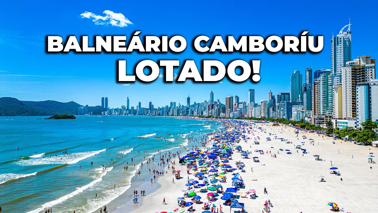 Praia Central em Balne&aacute;rio Cambori&uacute; lotada em s&aacute;bado de sol - 14/01/2023 - Imagens 4k