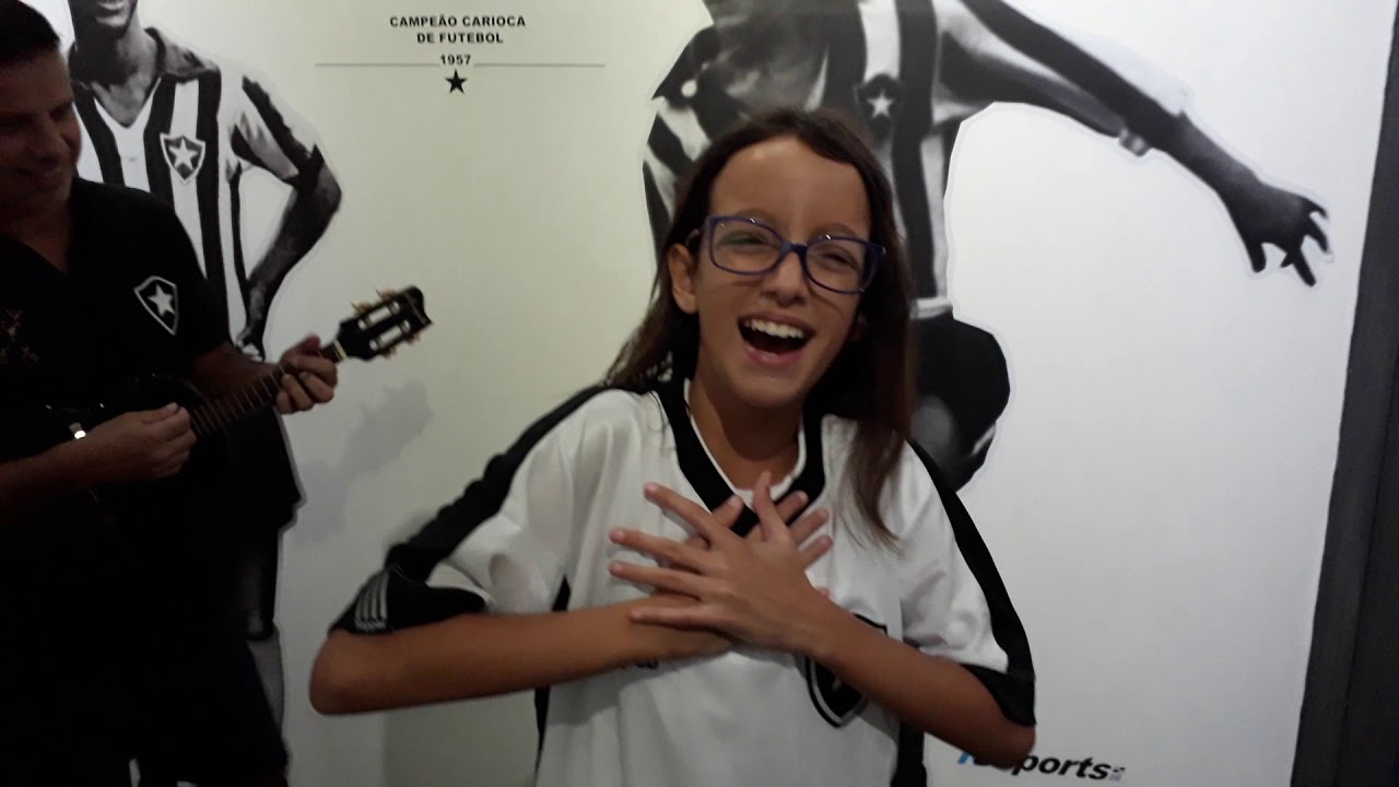 GIOVANA GALDINO CANTA PARA GALERA ALVINEGRA, 