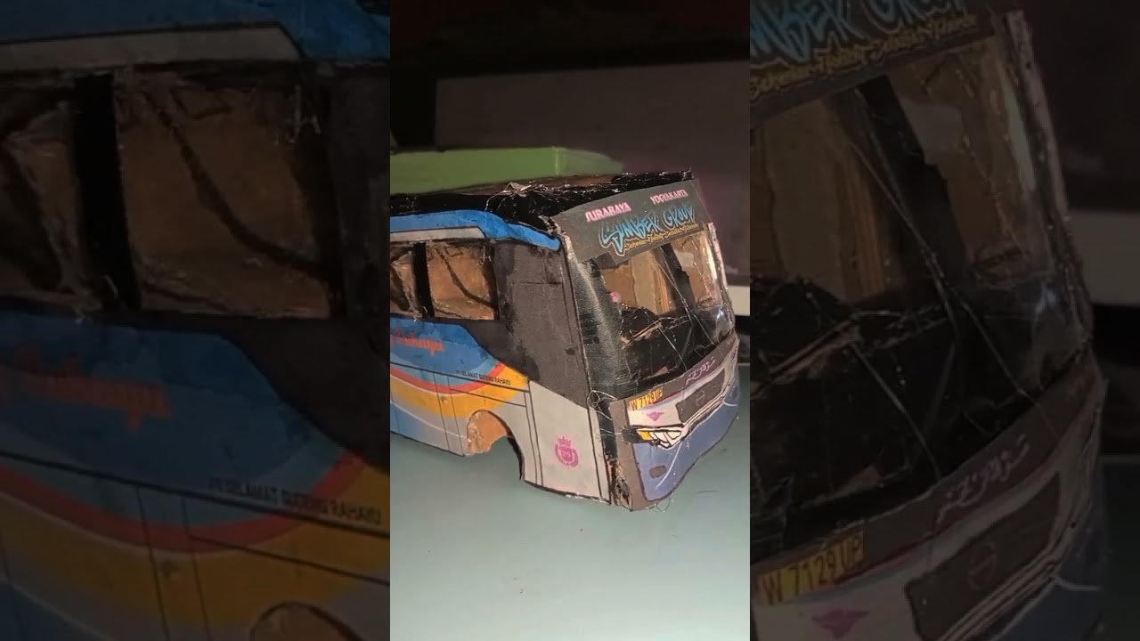 Miniatur bus Sugeng Rahayu dari kardus