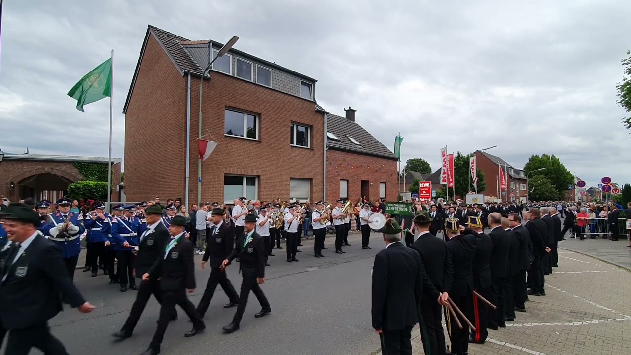 Aufmarsch zum Zapfenstreich, Schützenfest Neuss Holzheim 2023,