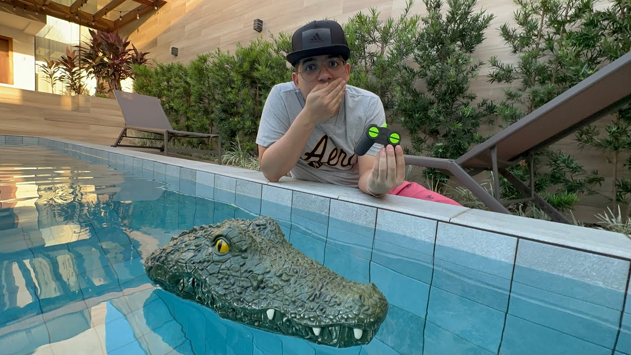 COLOQUEI UMA CABEÇA DE CROCODILO GIGANTE DE CONTROLE REMOTO NA PISCINA! (Assustadora?)
