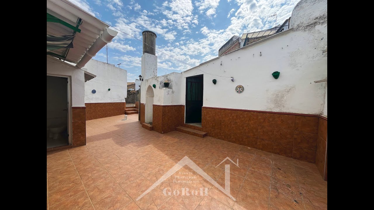 RESERVADA.  TÍPICA CASA RURAL CON ENORME PATIO.