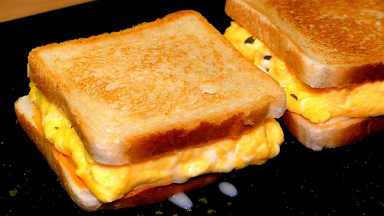 Супер вкусный тост с яичницей-болтуньей | Мягкий сэндвич с яйцом и волшебным соусом