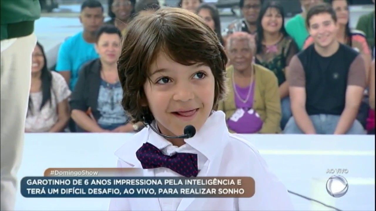Mini gênio enfrenta desafio no palco do Domingo Show