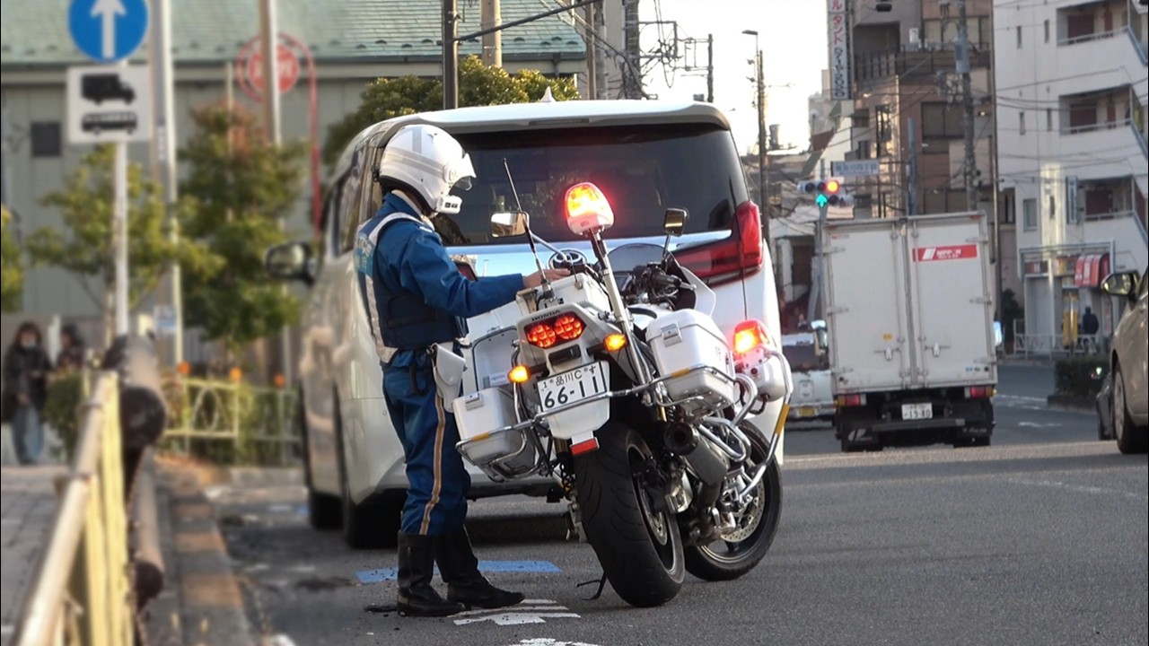 【これで捕まるのは運が悪い】赤信号に変わった交差点にアルファードが強引に突っ込むも…その先には白バイが待っていた！