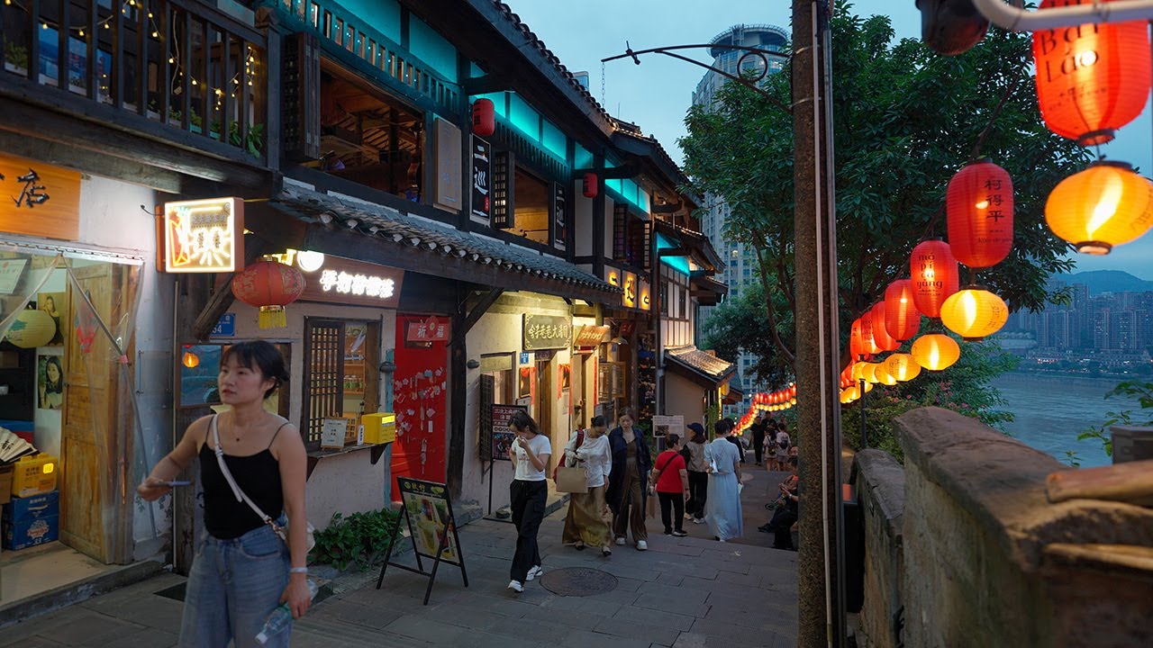 [4K] The old town of Chongqing built on the mountains. Evening walk in Chongqing, China
