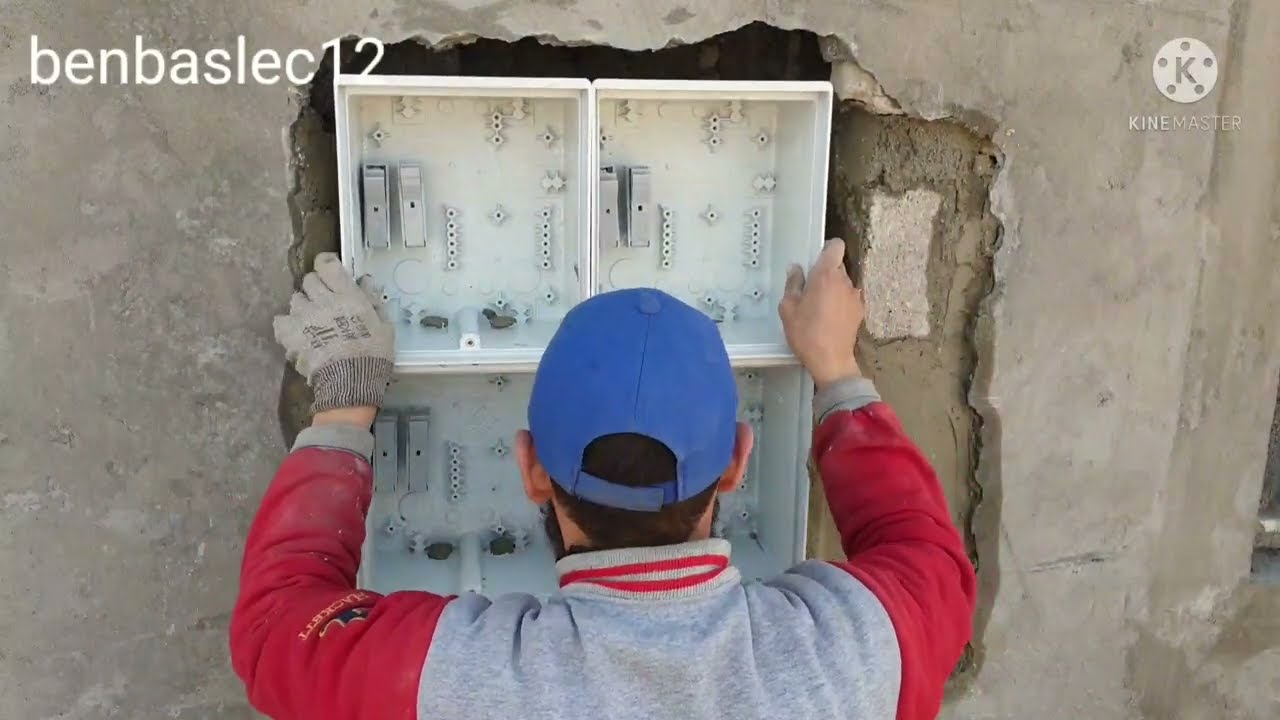 Установка держателя электросчетчика и главного распределителя