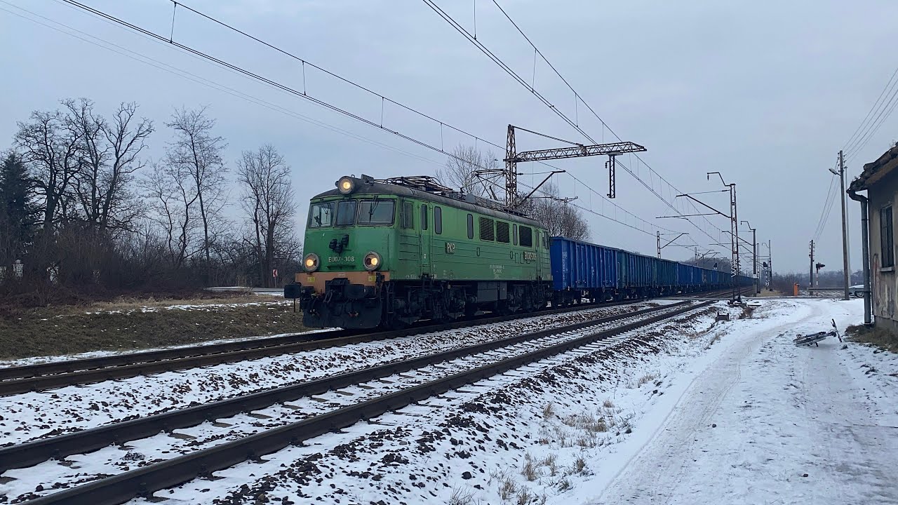 EU07-308 PKP Cargo z węglarkami przejazdem przez Zator w kierunku Oświęcimia 