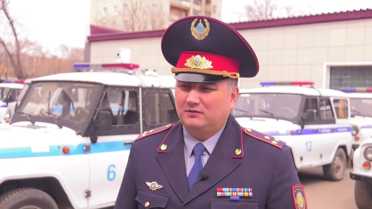Полицейские Усть-Каменогорска оформляют протокола на планшете