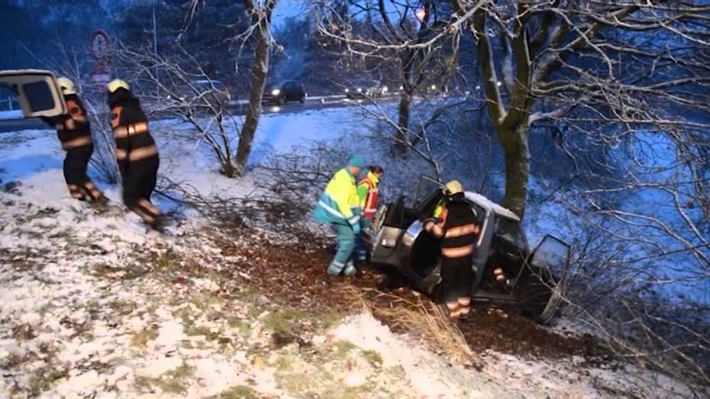 Auto tegen boom door gladheid