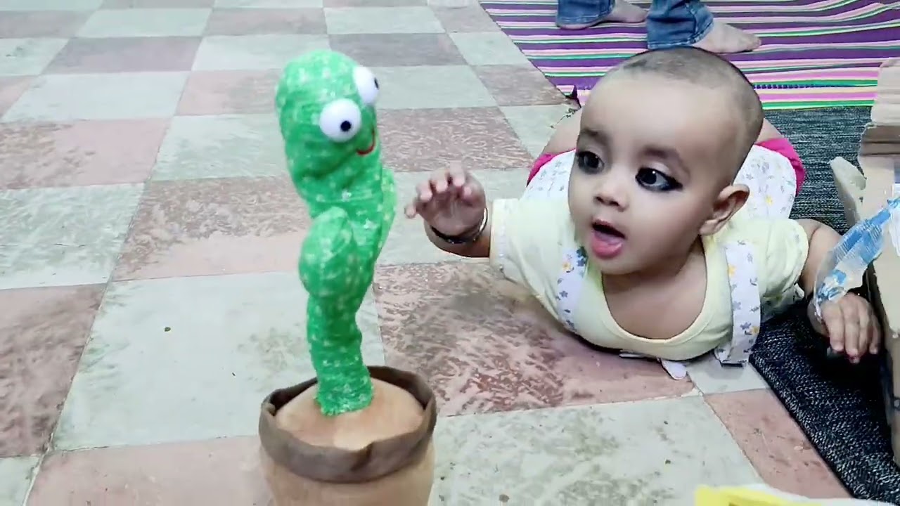 Dancing Cactus Toy Par Baby Ka Cute Reaction 😍 | Most Viral Baby Video