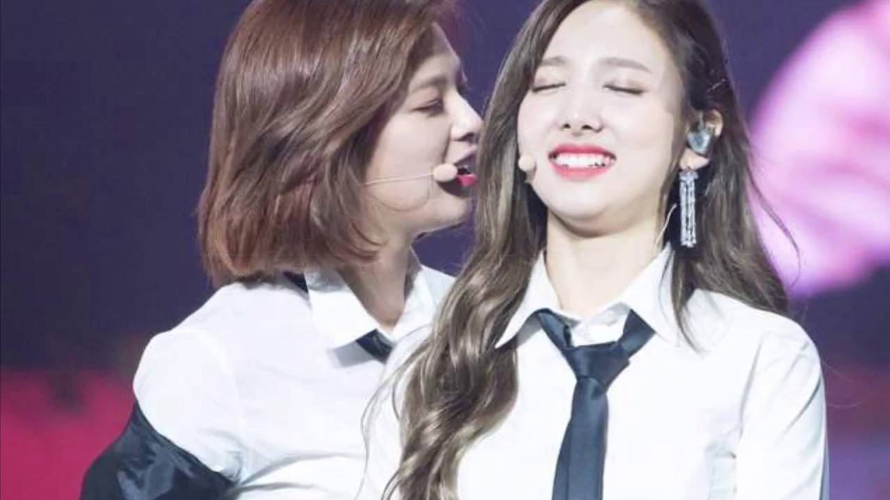 2yeon touching each other for 4 minutes straight-gayest moments