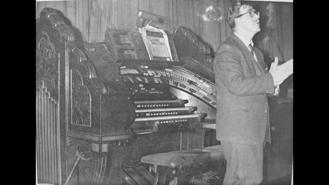Con Docherty Plays the Paramount Newcastle Wurlitzer Organ