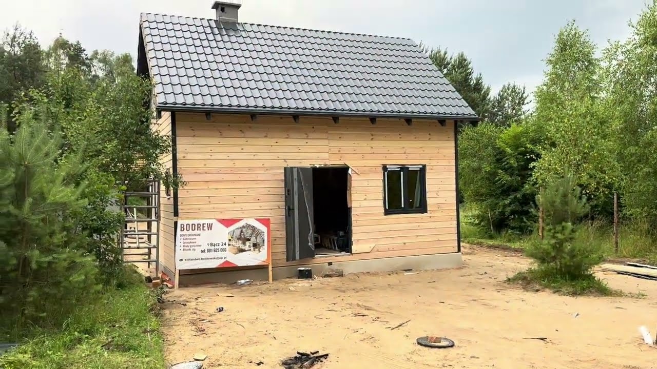 Domek otrzymał drzwi wejściowe:)