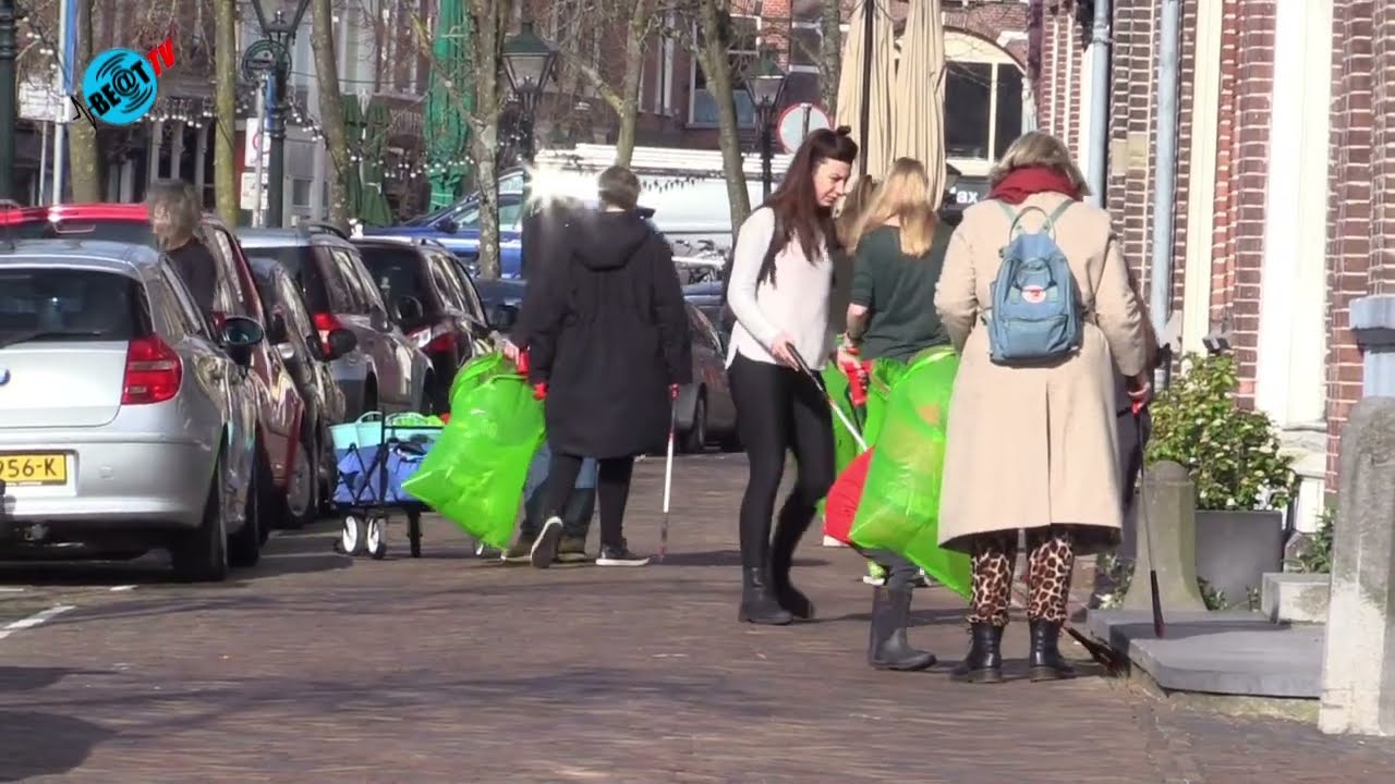 Landelijke Opschoondag met knijper en afvalzak tijdens Trashwalk in Alkmaar (19 maart 2023)