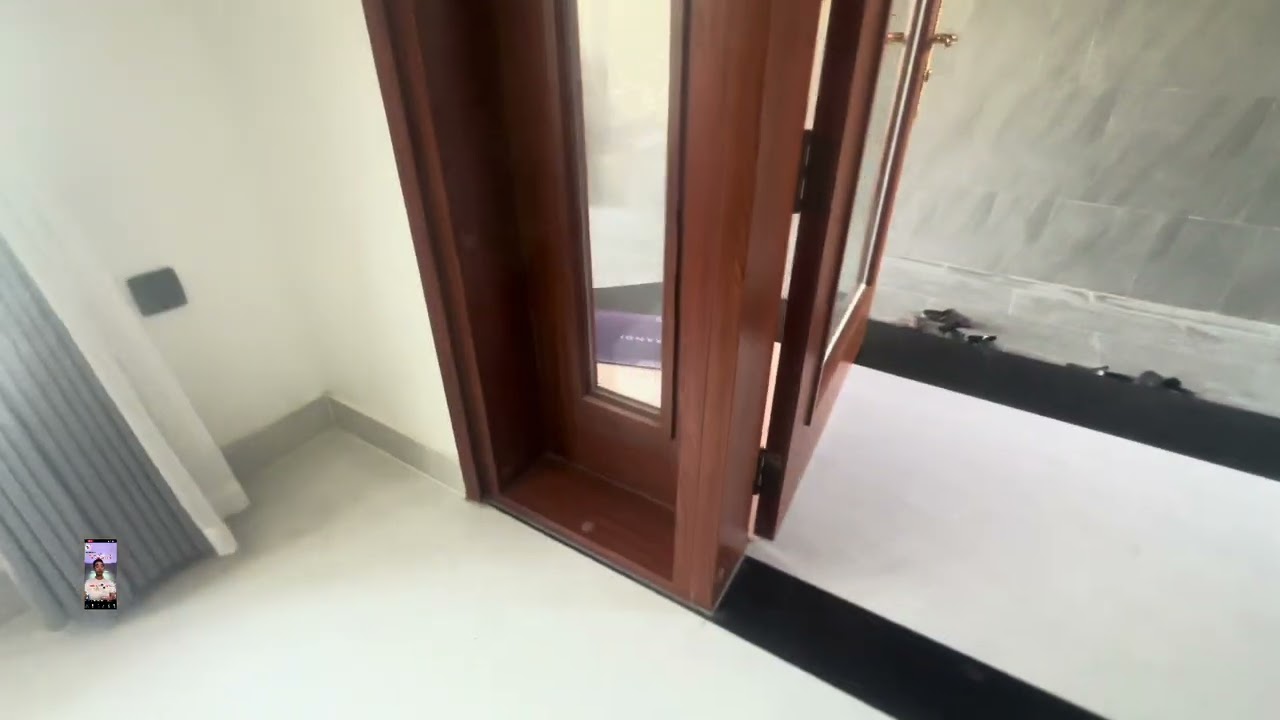 Bộ cửa 4 cánh dành cho nhà mặt đường thích ko gian thoáng, mà vẫn giữ đc màu sắc vân gỗ tự nhiên