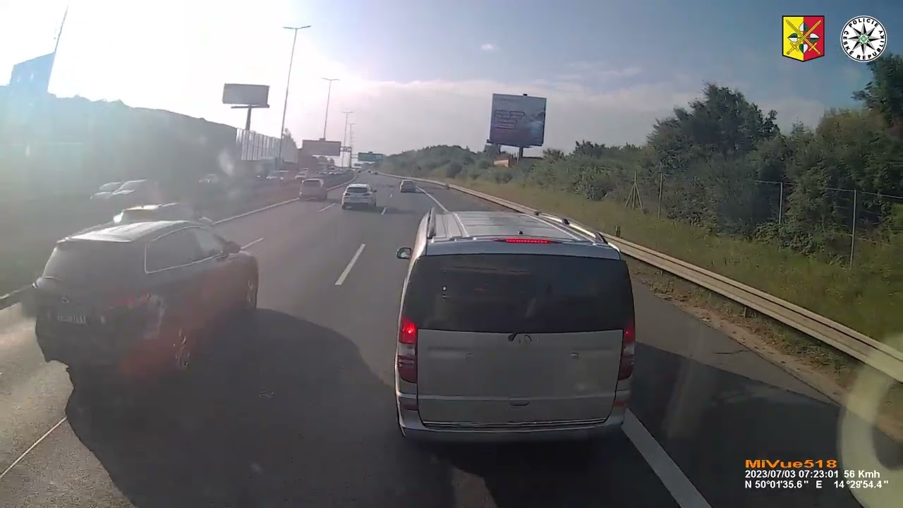 ŘIDIČ MERCEDESU V PRAZE VYBRZDIL KAMION