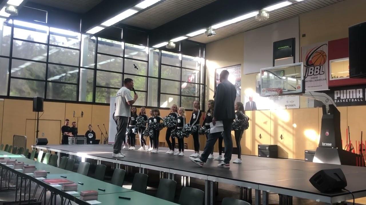 Radio Bamberg Moderator Stego mit Bamberg Baskets Mini Dancers