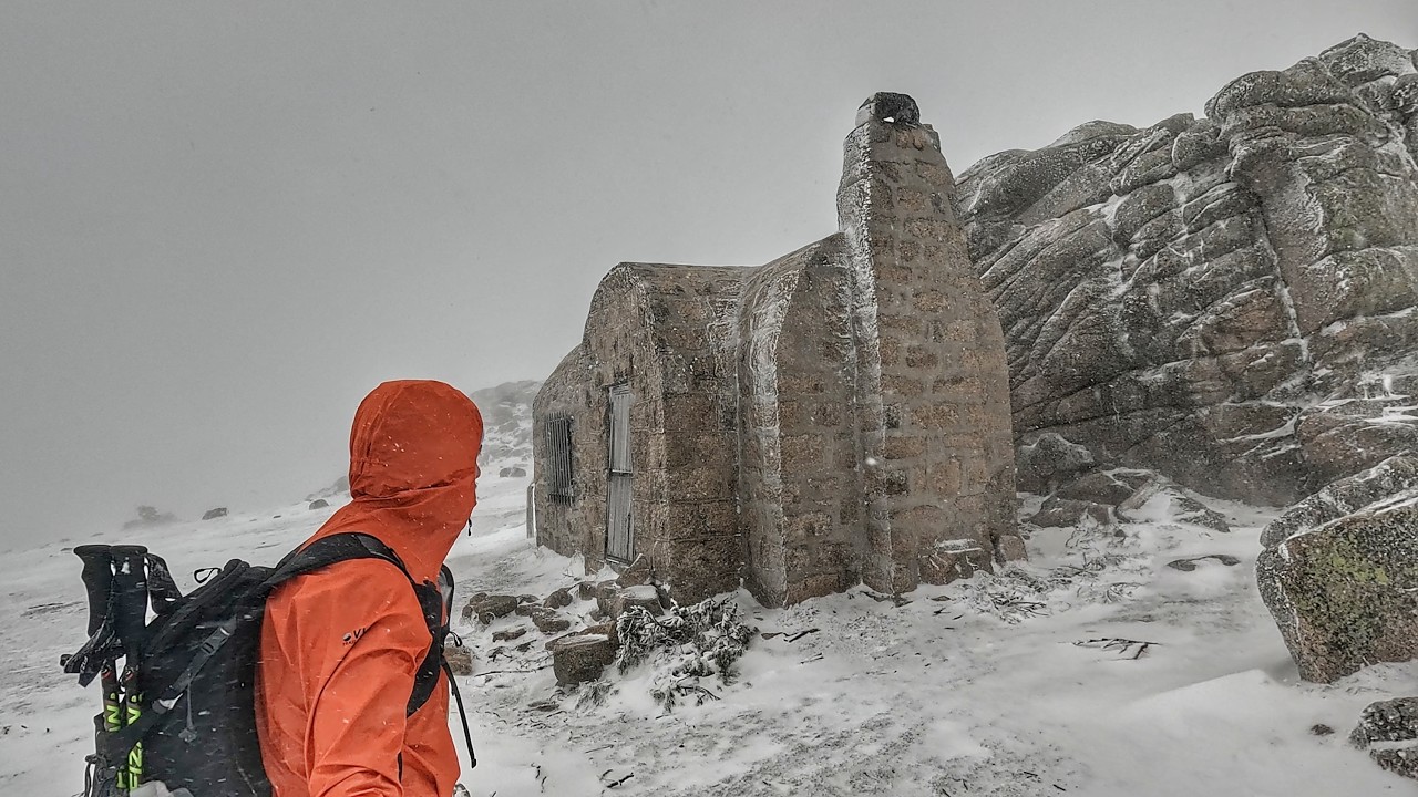 Duermo en un Refugio De Montaña de la Guerra. Ventisca De Nieve Brutal