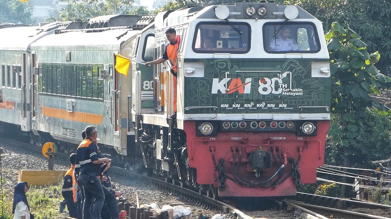 Kereta Cikuray DIBERHENTIKAN Sebelum Stasiun Nagreg Lalu DIKAWAL Masuk Jalur.