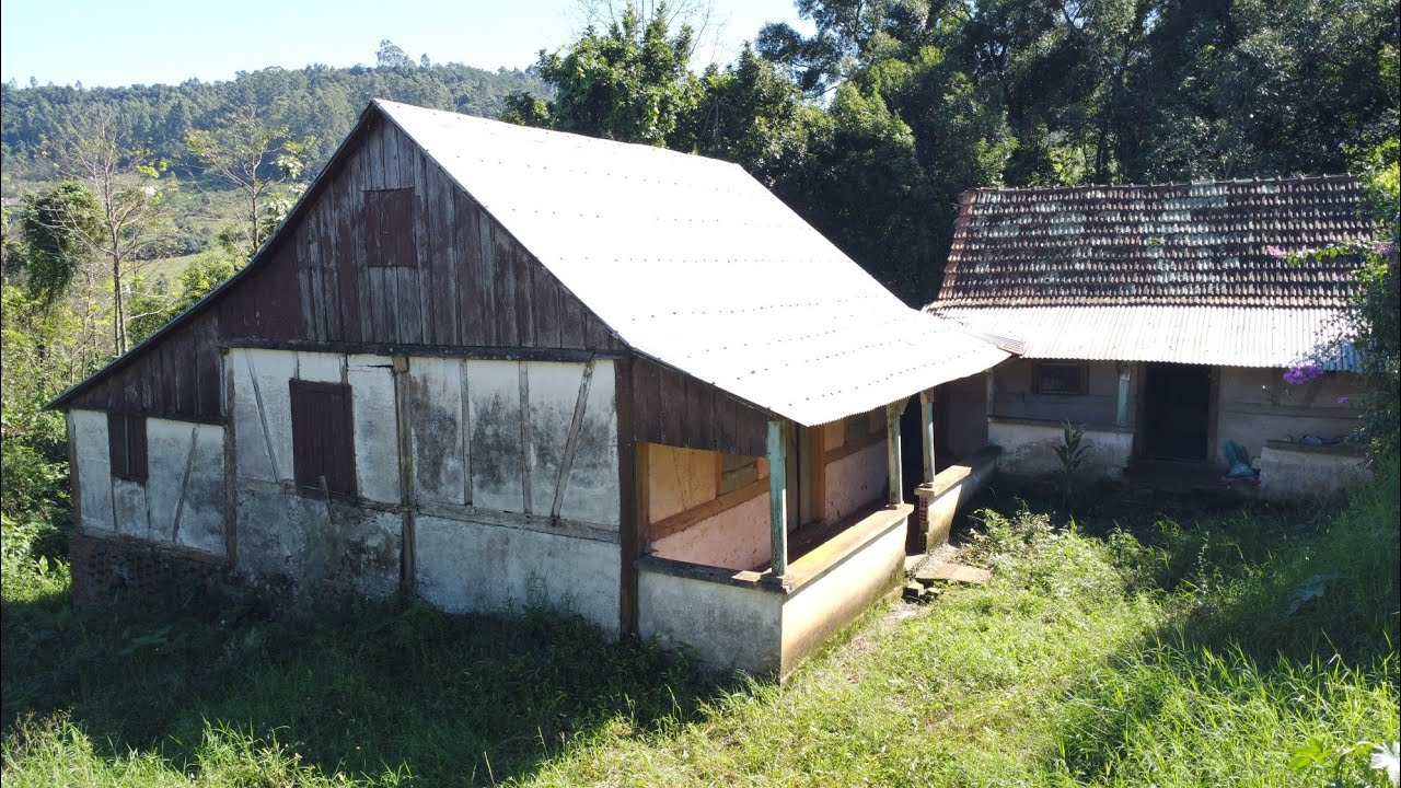 FAMÍLIA ABANDONOU ESTA CASA COM MUITOS MÓVEIS DENTRO!