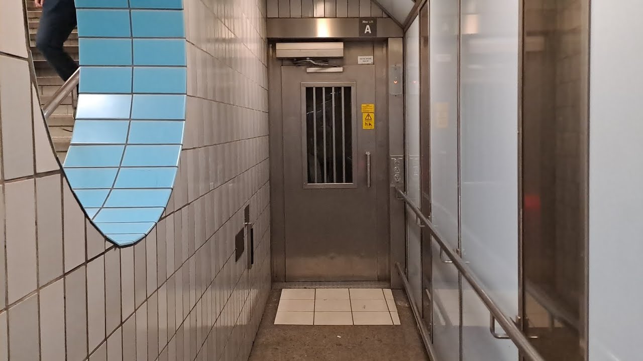 Värsta hissen i Sverige. Lokerad vid T-centralen!