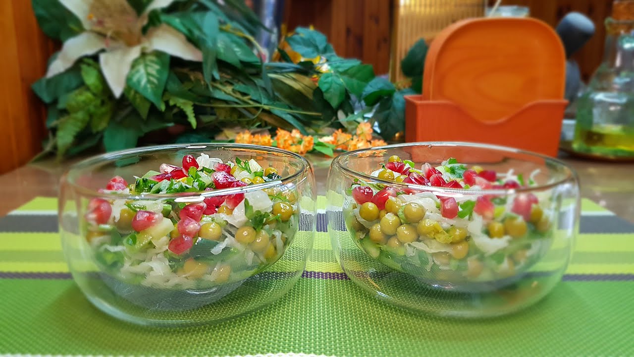 Простой зимний витаминный салат с квашеной капустой!