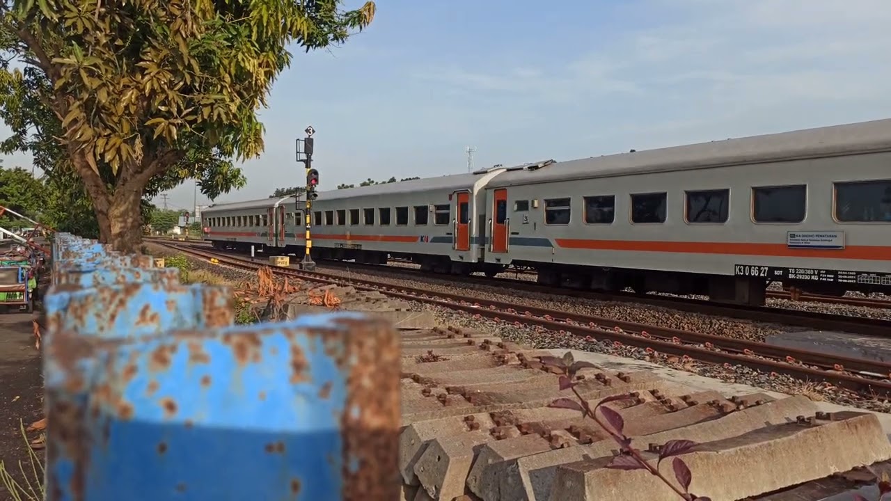 #kadhoho berpapasan dg #kapasundan #railfansindonesia #jalanimimpijadimasinis #pecintakeretaapi