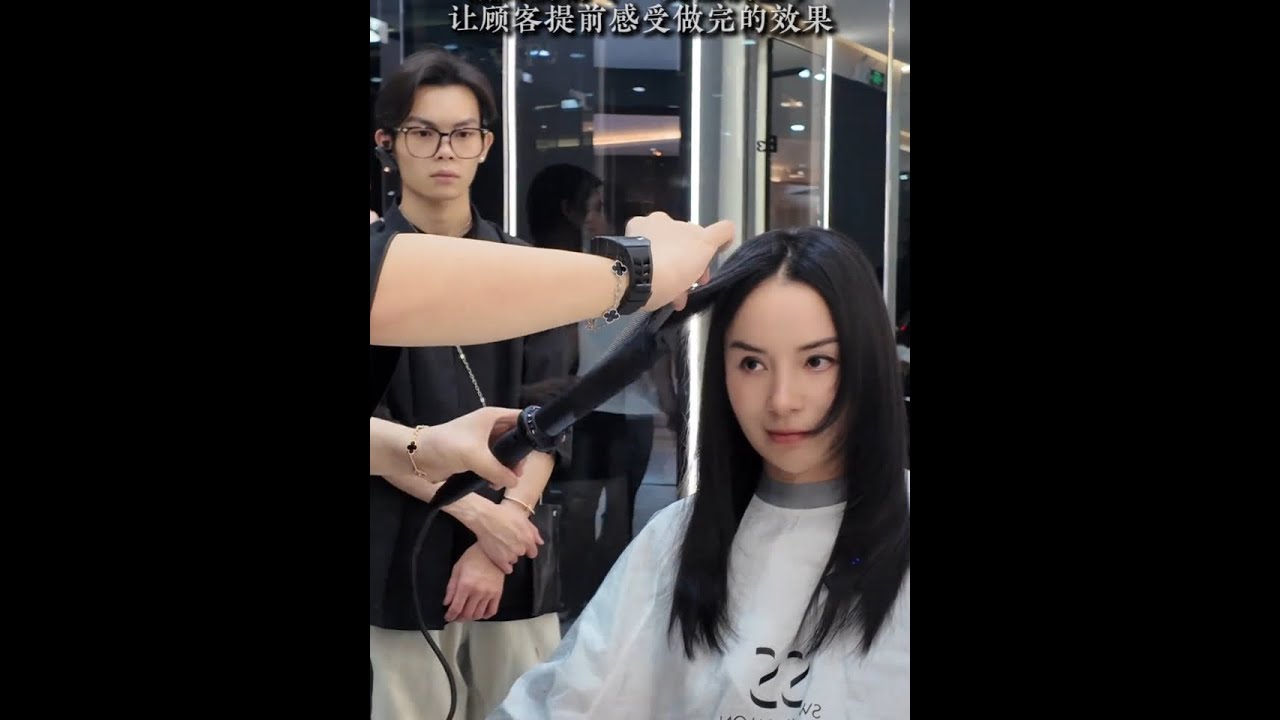 48岁香港小姐张柏芝和关之琳结合版“双风格挑战、剪发技术抛解析！（细软塌火爆全网的原创高层次打造）一次解锁两种气质！我现场拆解自创「羽毛式侧颜刘海」修剪法则，教你3秒检查发型对称性、5步剪出适配脸型的