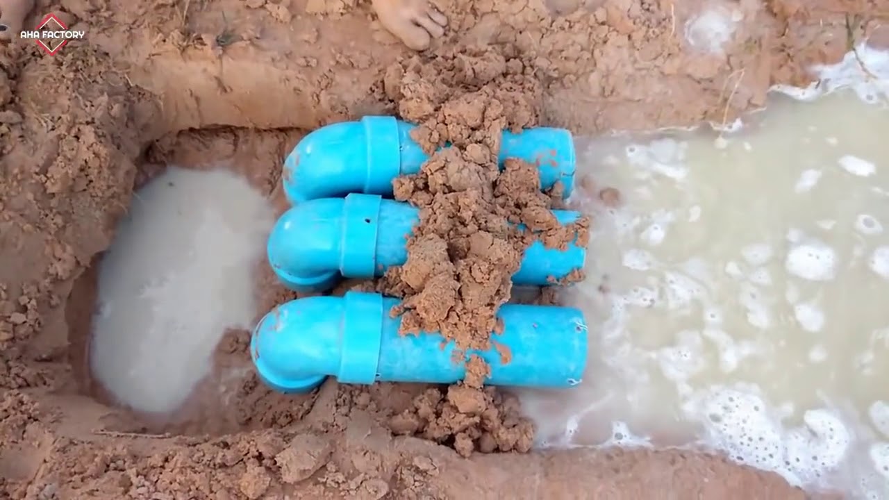 Chica Creativa Hacer Trampa Para Peces Usando Tuber&iacute;a De Agua De Pvc Para Atrapar Una Gran Cantidad