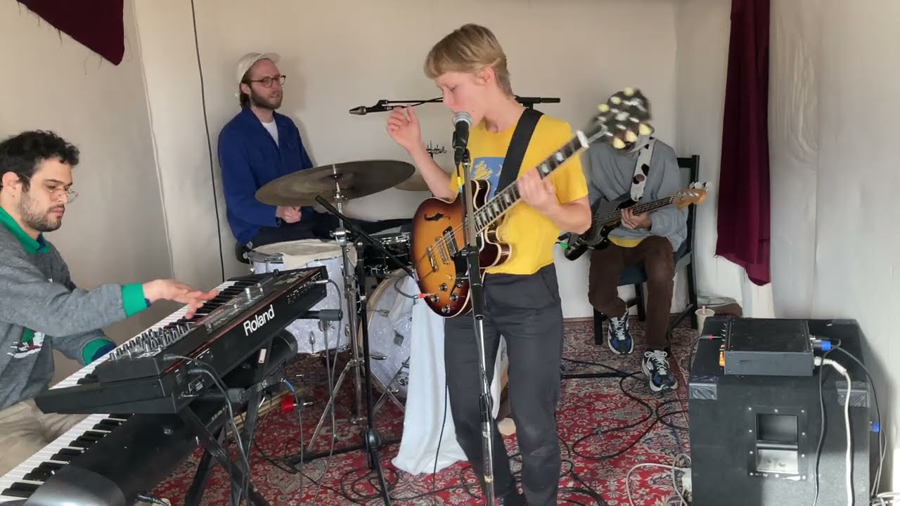 Alice Phoebe Lou - Witches (live)