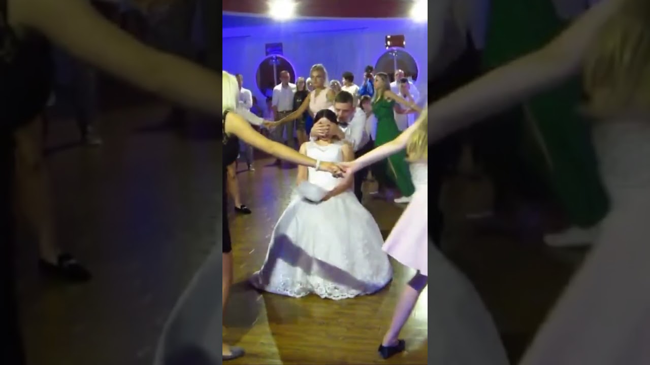 Oczepiny The Veil Toss at a Polish Wedding #polishwedding