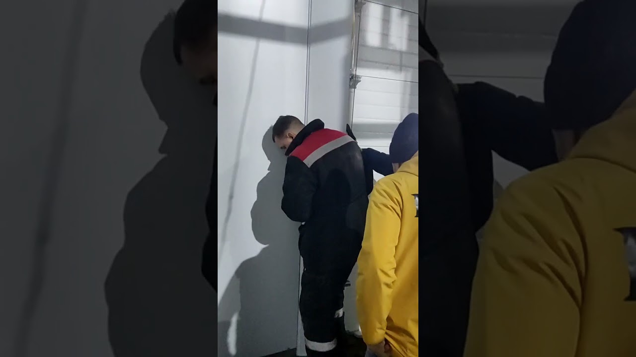 Обход ворот разгрузки сэндвич панелями. Нестандартное решение на объекте. 