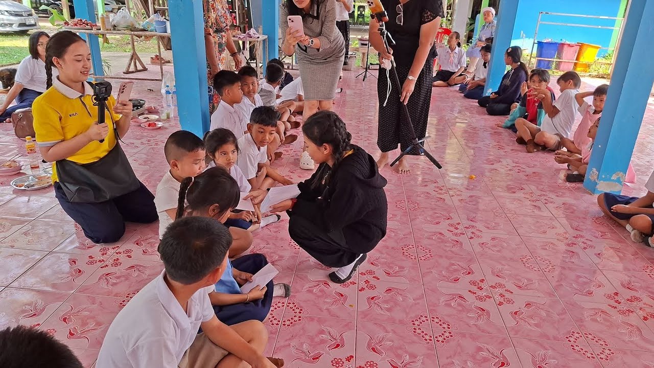 FCบ้านศรีวิไลใจบุญ น้องธิดาลาวเป็นสะพานบุญมอบทุนให้นักเรียนและขอบคุณครูทุกท่าน