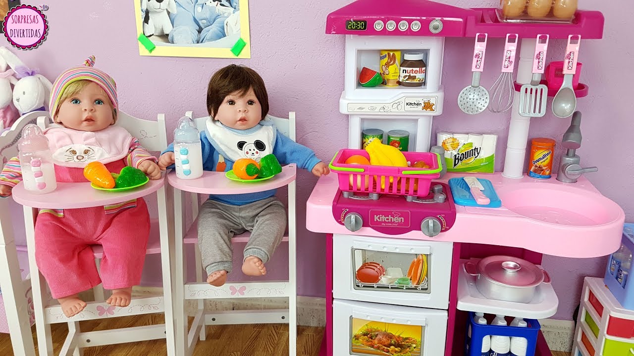 Cena para Finn y Molly en la cocina de juguete para mu&ntilde;ecas beb&eacute;
