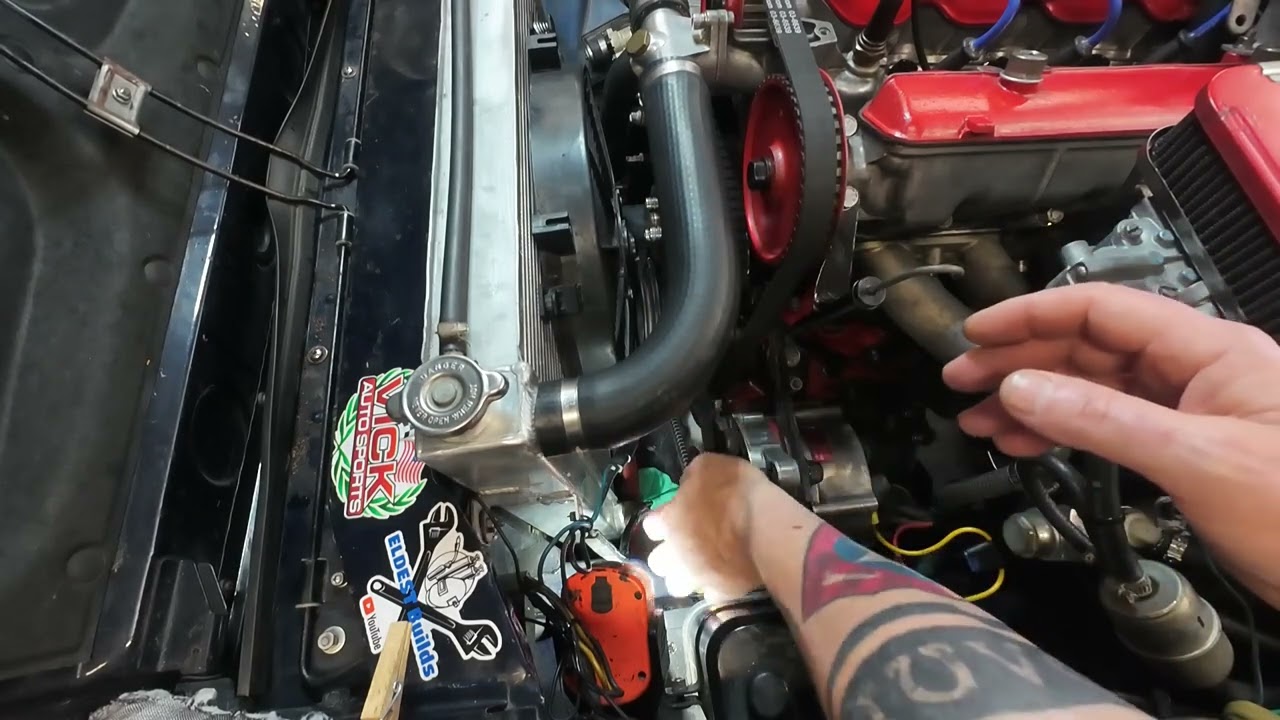 Проверка проводки вентилятора охлаждения и заземления автомобиля Fiat Spider 124 1979 года выпуска.