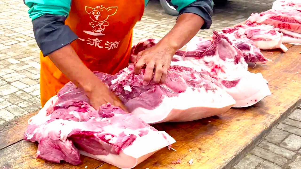 老孟卖猪肉，生意太好了，忙懵圈了，钱都撒一地，急眼了#买猪肉怎么挑选好肉 #卖猪肉#猪肉价格#放心肉 #正宗土猪肉