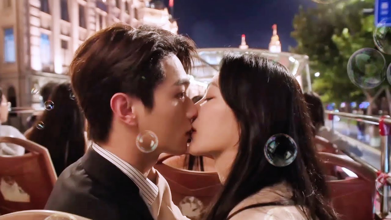 When the CEO Confessed, She Kissed Him in Public — His Response Left Her Weak in the Knees!