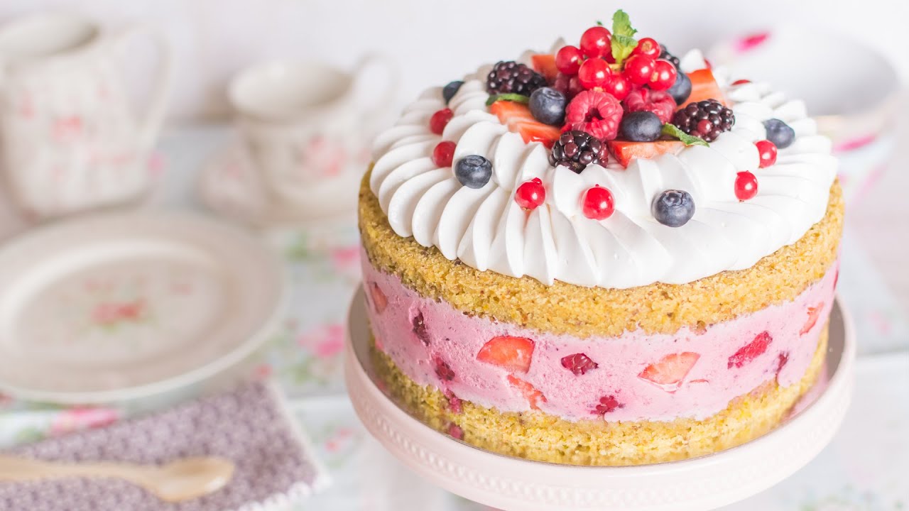 Tarta de almendra y pistachos con frutos del bosque - Receta - María Lunarillos | tienda & blog